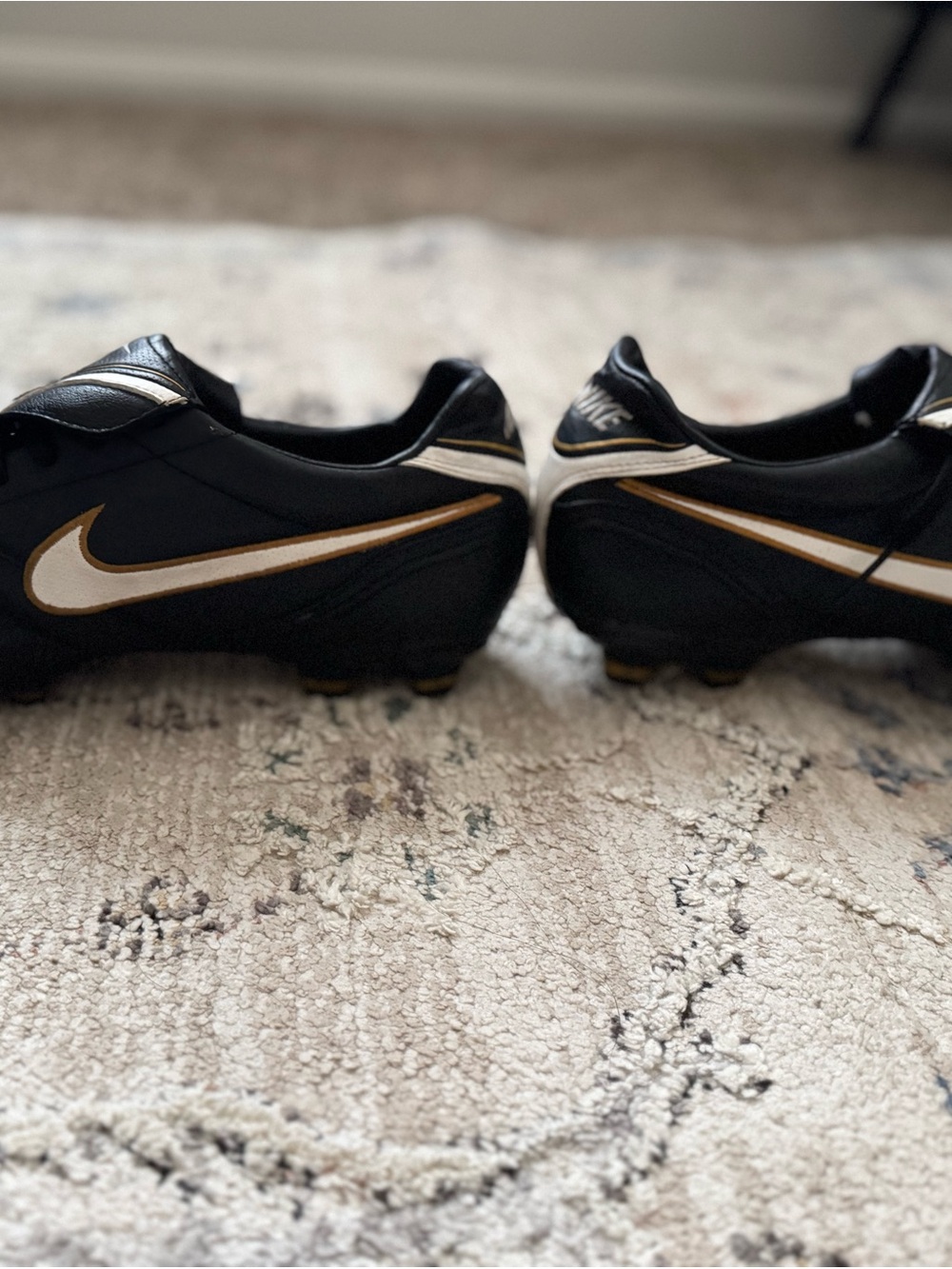 Nike Tiempo Men's Black Leather Soccer Cleats with White & Gold Accents Size 11 - Picture 4 of 6